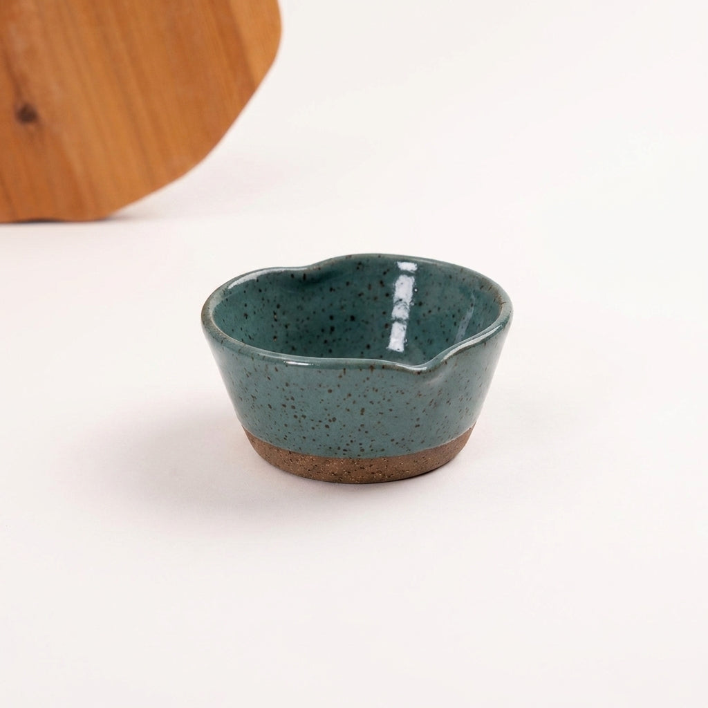 Mini bowl Coração em cerâmica artesanal — argila Flocos, esmalte Verde Exército