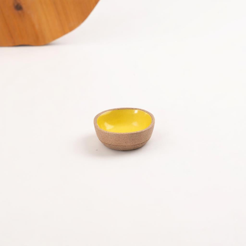 Mini Bowl Quadrado em cerâmica artesanal — argila Cappuccino, esmalte Amarelo Intenso