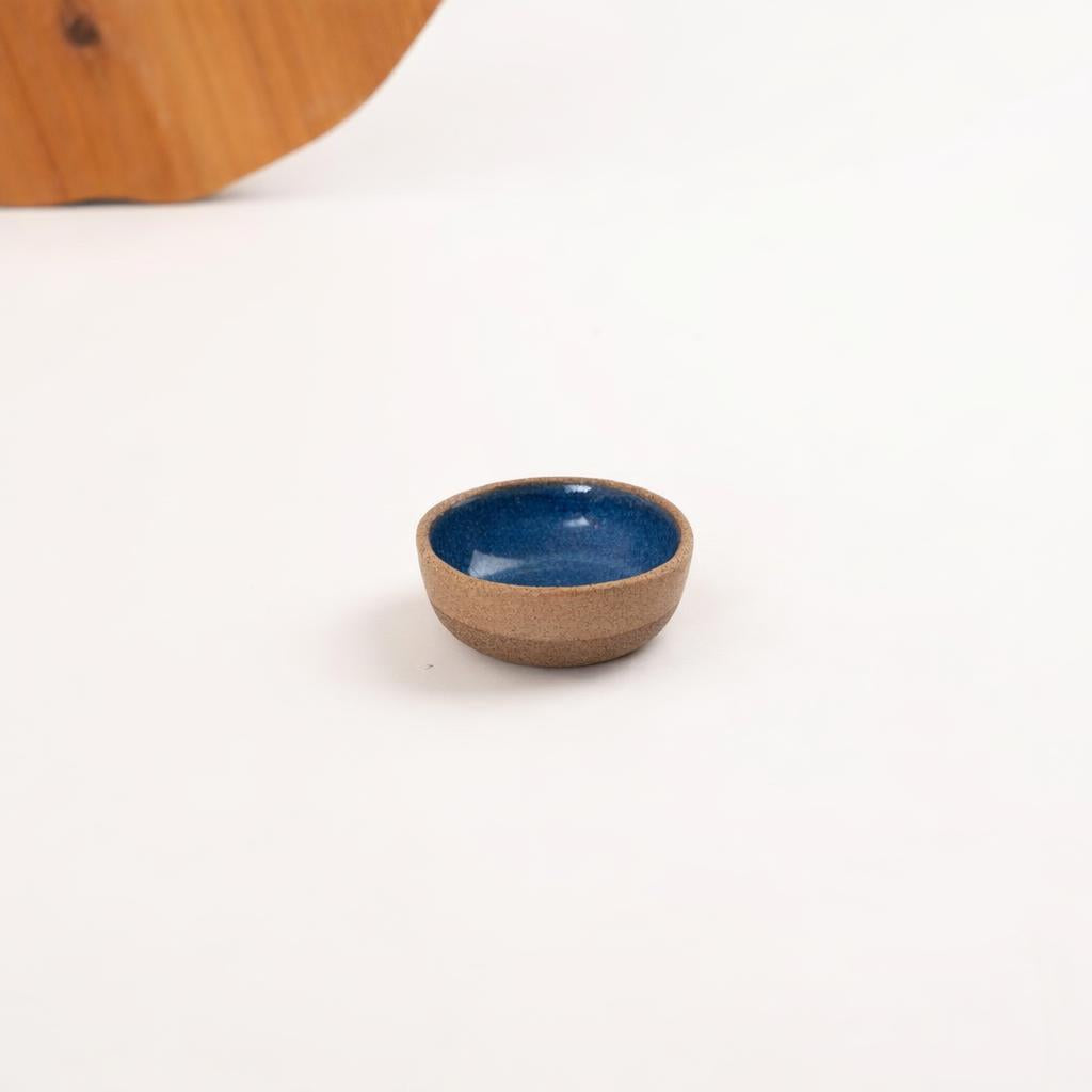 Mini Bowl Quadrado em cerâmica artesanal — argila Cappuccino, esmalte Azul Safira
