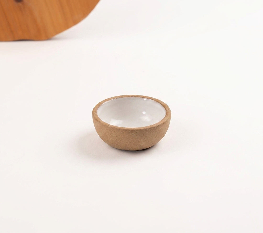 Mini Bowl Quadrado em cerâmica artesanal — argila Cappuccino, esmalte Branco AMME