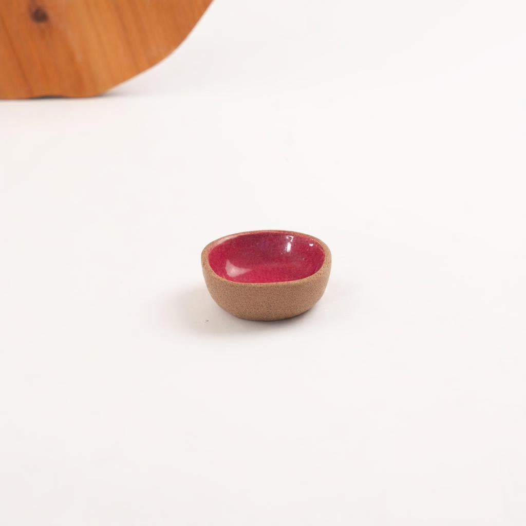 Mini Bowl Quadrado em cerâmica artesanal — argila Cappuccino, esmalte Jujuba