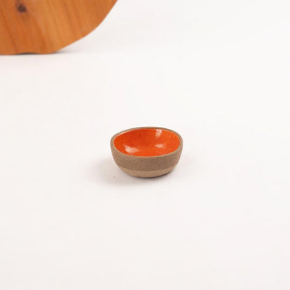 Mini Bowl Quadrado em cerâmica artesanal — argila Cappuccino, esmalte Laranja Intenso