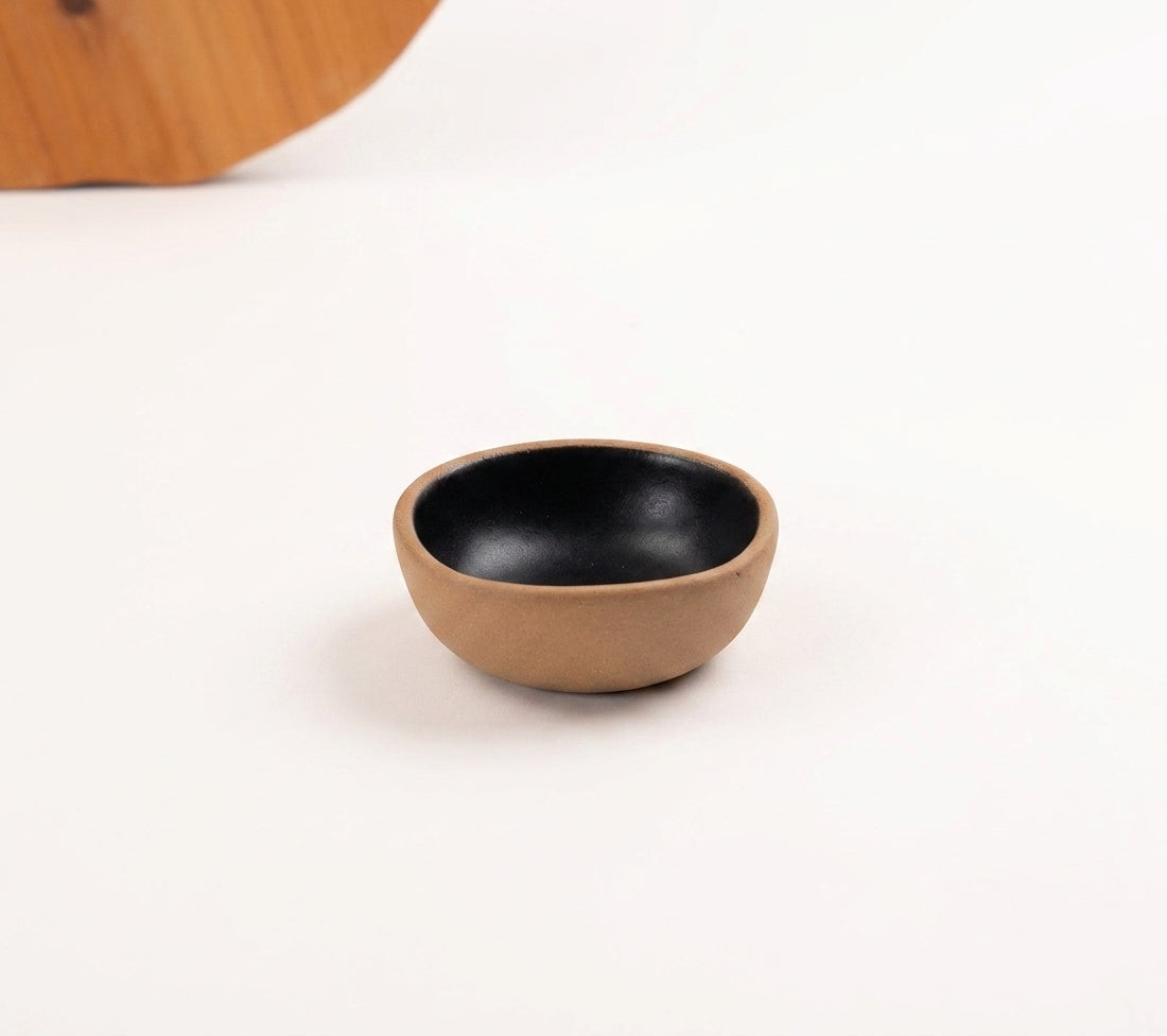 Mini Bowl Quadrado em cerâmica artesanal — argila Cappuccino, esmalte Preto Acetinado