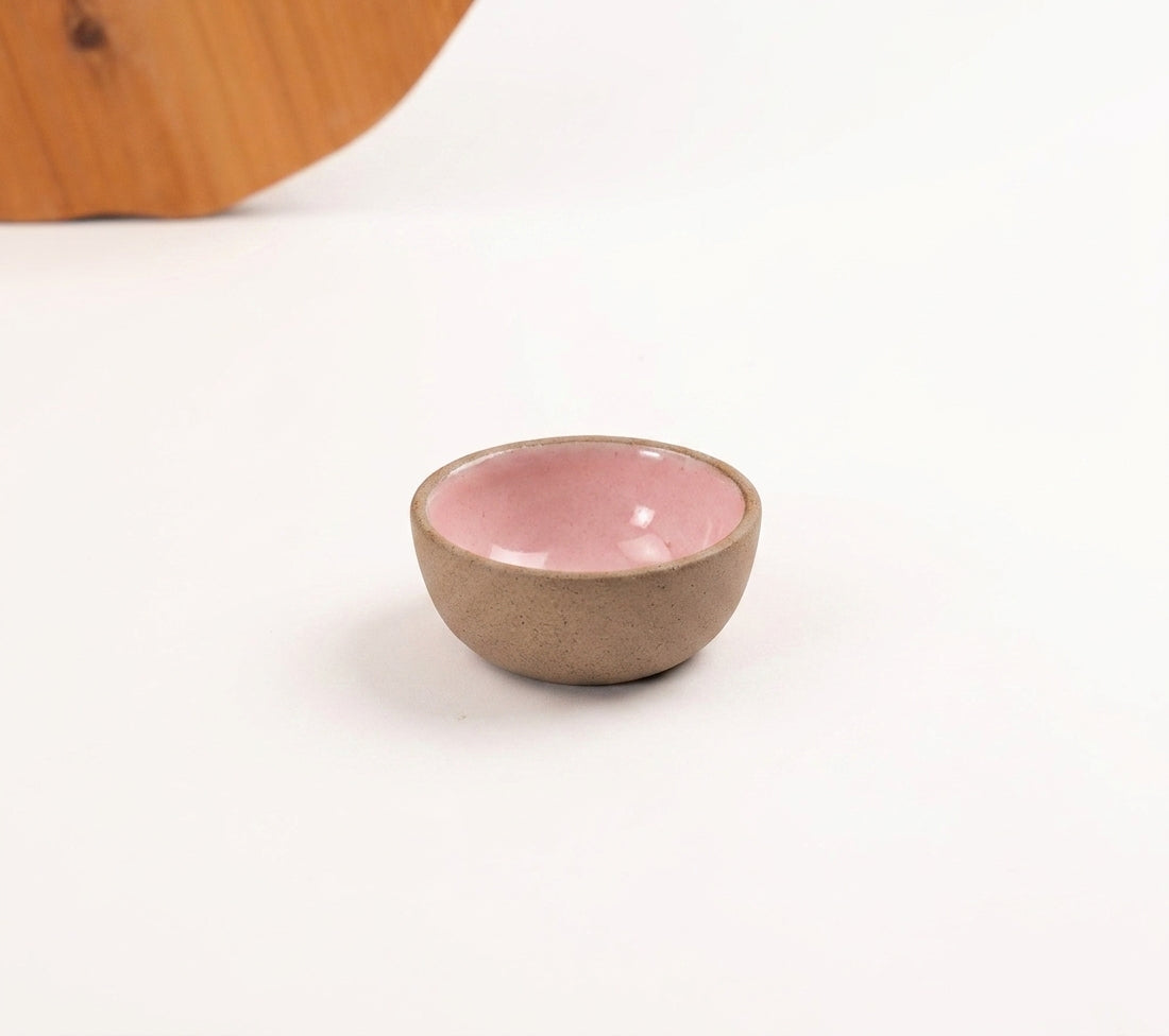 Mini Bowl Quadrado em cerâmica artesanal — argila Cappuccino, esmalte Rosa Barbie