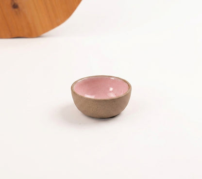 Mini Bowl Quadrado em cerâmica artesanal — argila Cappuccino, esmalte Rosa Barbie