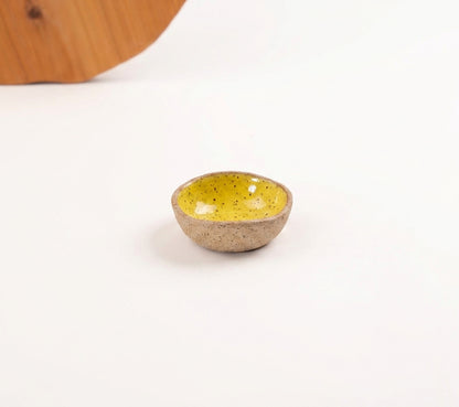 Mini Bowl Quadrado em cerâmica artesanal — argila Flocos, esmalte Amarelo Intenso