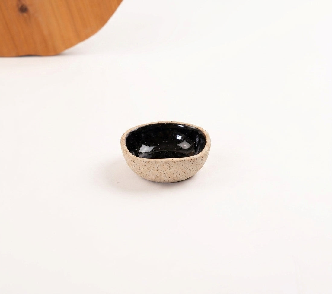 Mini Bowl Quadrado em cerâmica artesanal — argila Flocos, esmalte Preto Ébano