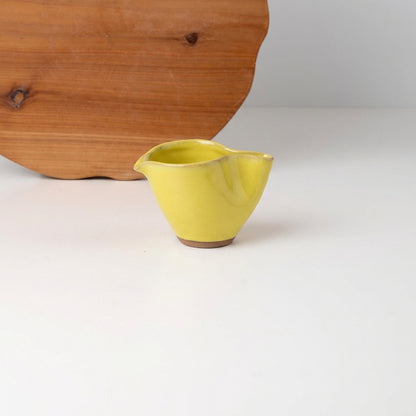 Molheira Andorinha em cerâmica artesanal — tamanho 100ml, argila Cappuccino, esmalte Amarelo Intenso
