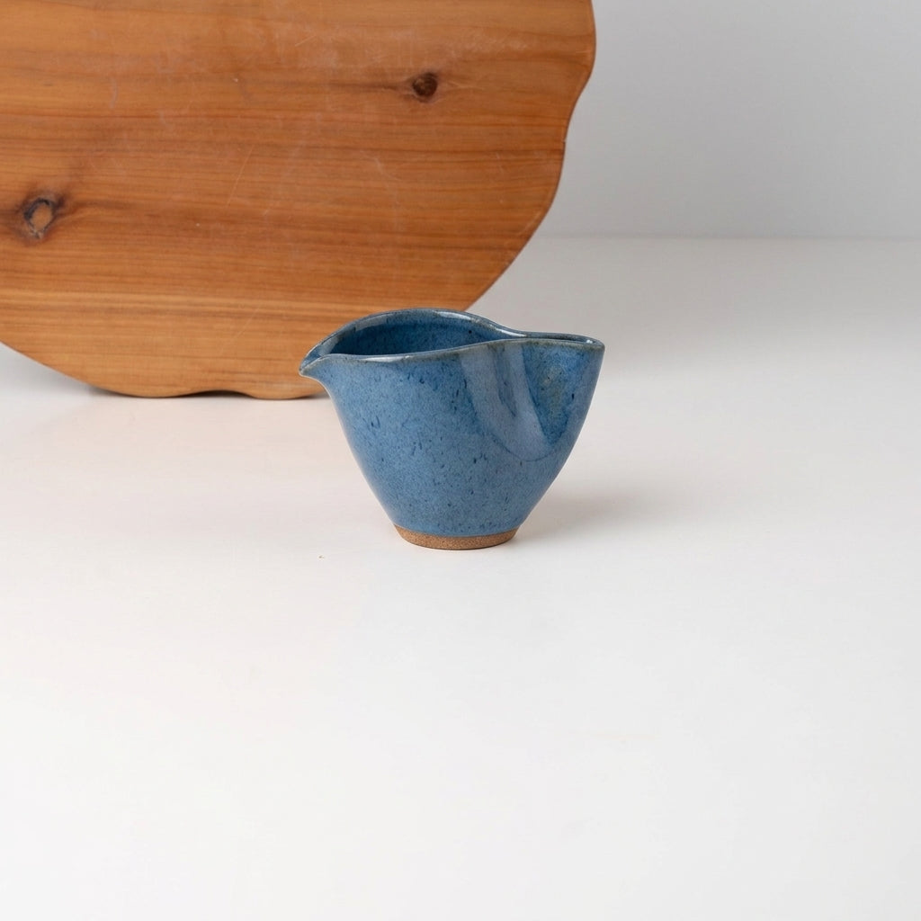 Molheira Andorinha em cerâmica artesanal — tamanho 100ml, argila Cappuccino, esmalte Azul Safira