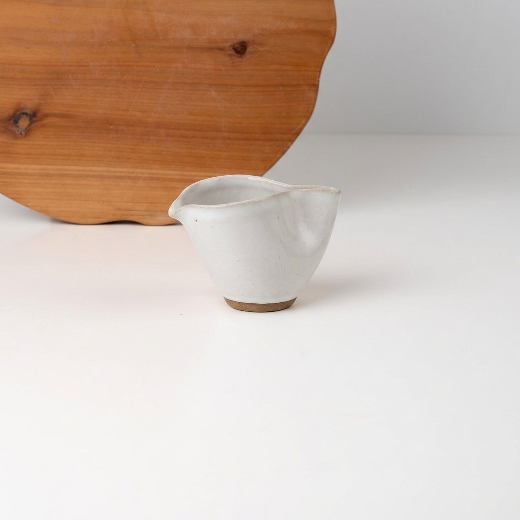 Molheira Andorinha em cerâmica artesanal — tamanho 100ml, argila Cappuccino, esmalte Branco AMME