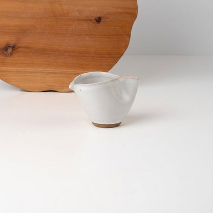 Molheira Andorinha em cerâmica artesanal — tamanho 100ml, argila Cappuccino, esmalte Branco AMME