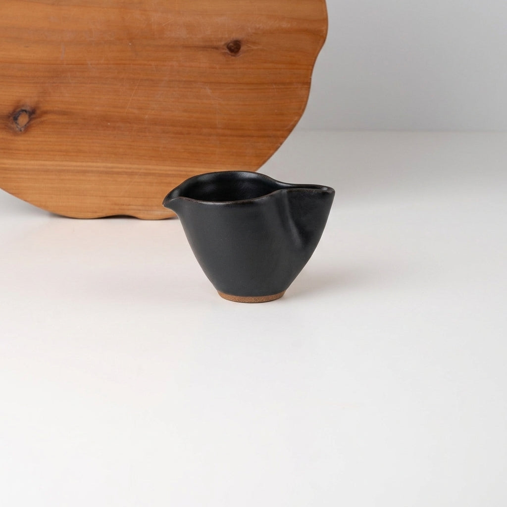 Molheira Andorinha em cerâmica artesanal — tamanho 100ml, argila Cappuccino, esmalte Preto Acetinado