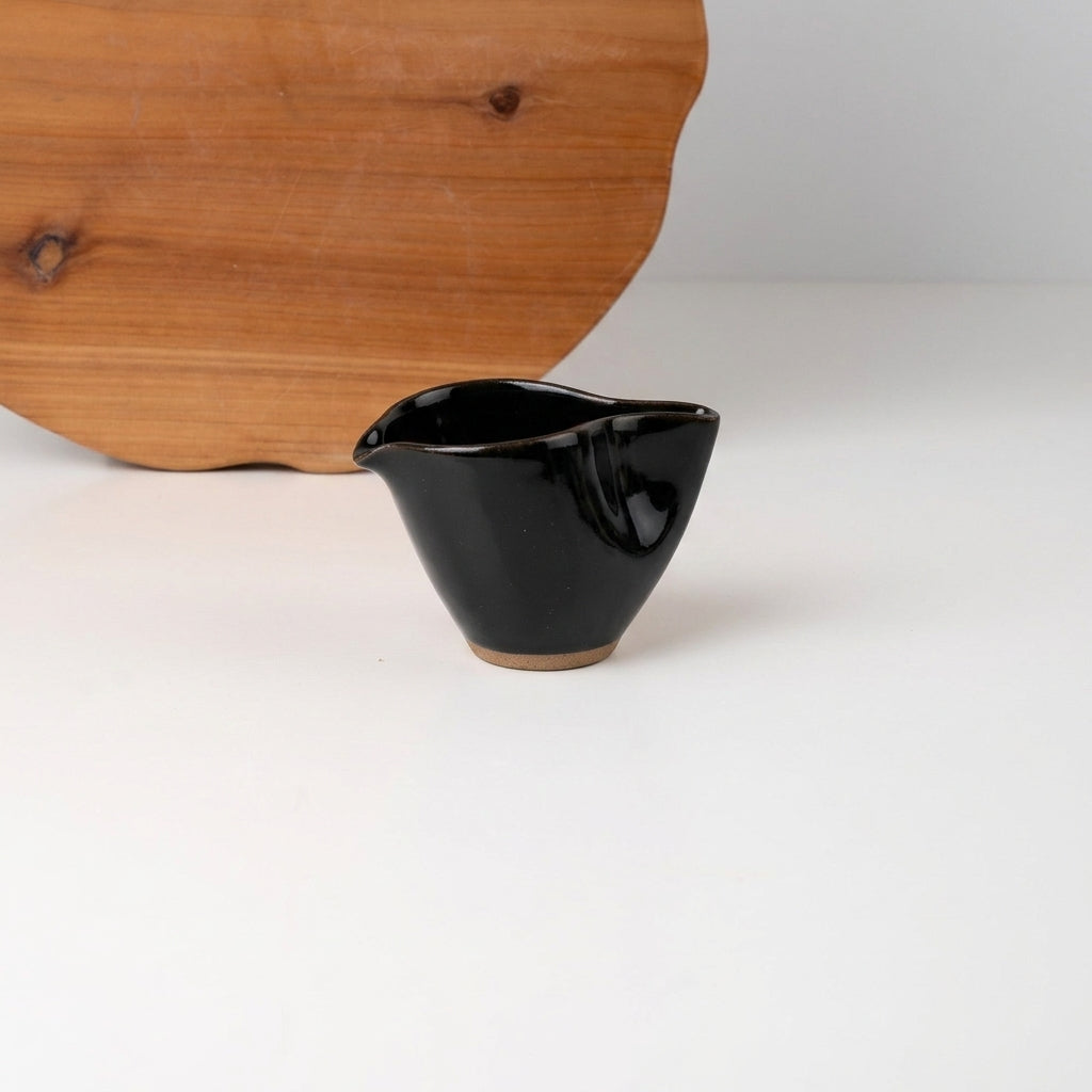 Molheira Andorinha em cerâmica artesanal — tamanho 100ml, argila Cappuccino, esmalte Preto Ébano