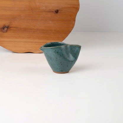 Molheira Andorinha em cerâmica artesanal — tamanho 100ml, argila Cappuccino, esmalte Verde Exército