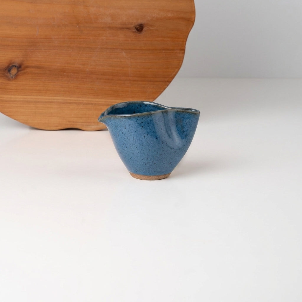 Molheira Andorinha em cerâmica artesanal — tamanho 180ml, argila Cappuccino, esmalte Azul Safira