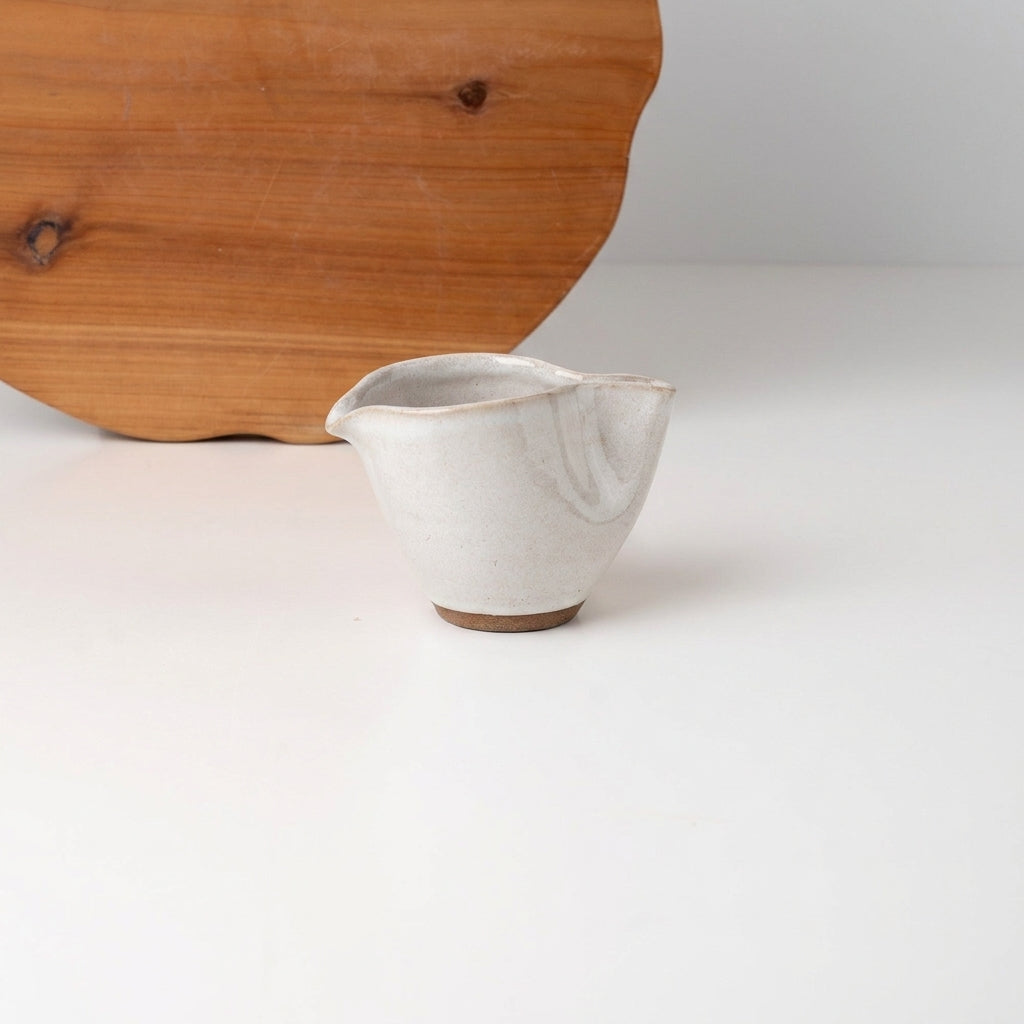 Molheira Andorinha em cerâmica artesanal — tamanho 180ml, argila Cappuccino, esmalte Branco AMME