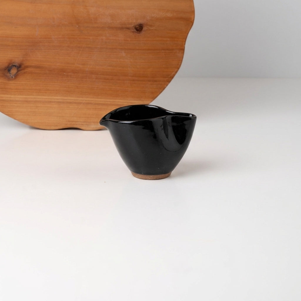 Molheira Andorinha em cerâmica artesanal — tamanho 180ml, argila Cappuccino, esmalte Preto Ébano