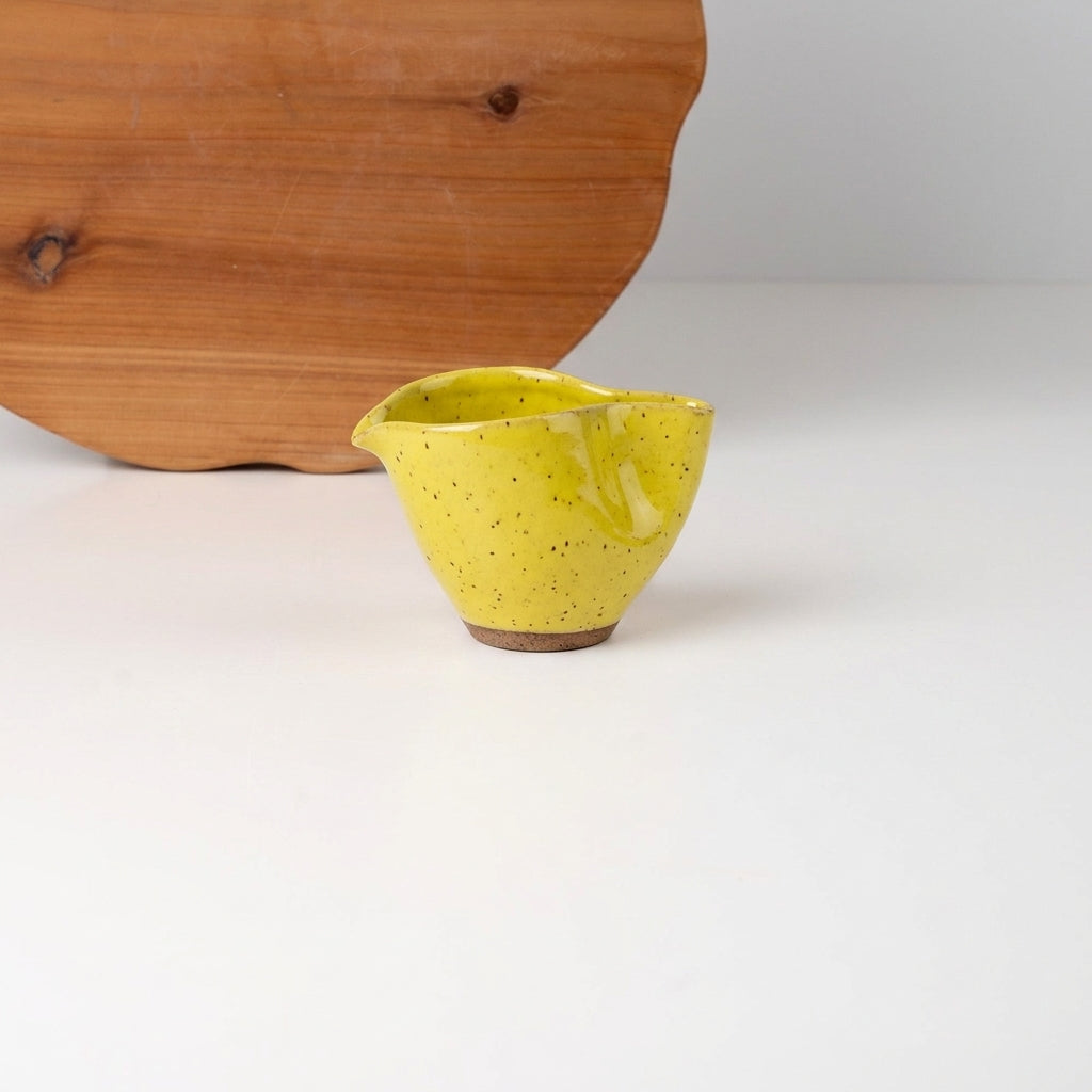 Molheira Andorinha em cerâmica artesanal — tamanho 180ml, argila Flocos, esmalte Amarelo Intenso
