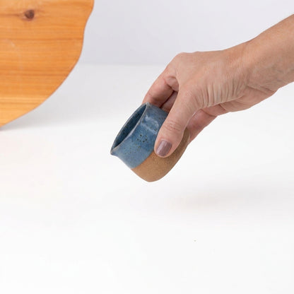 Molheira Cumbuca em cerâmica artesanal — tamanho 100ML, argila Cappuccino, esmalte Azul Safira