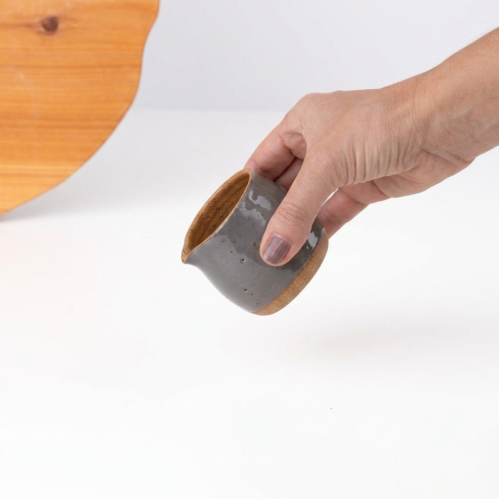 Molheira Cumbuca em cerâmica artesanal — tamanho 100ML, argila Cappuccino, esmalte Grafite