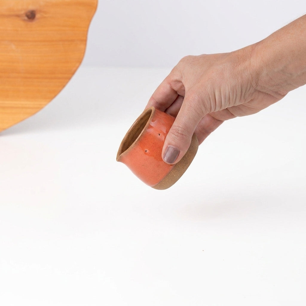 Molheira Cumbuca em cerâmica artesanal — tamanho 100ML, argila Cappuccino, esmalte Laranja Intenso