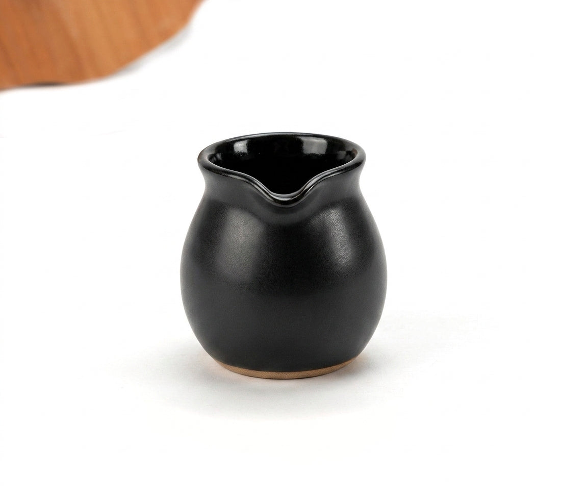 Molheira Esfera com bico em cerâmica artesanal — argila Cappuccino, esmalte Preto Acetinado