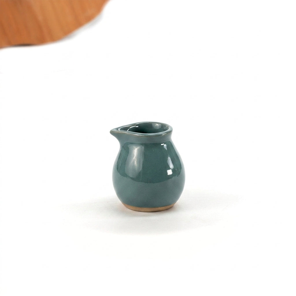 Molheira Esfera com bico em cerâmica artesanal — argila Cappuccino, esmalte Verde Exército