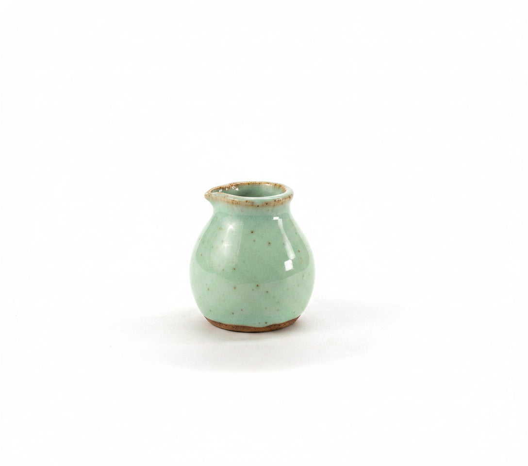 Molheira Esfera com bico em cerâmica artesanal — argila Cappuccino, esmalte Verde Menta