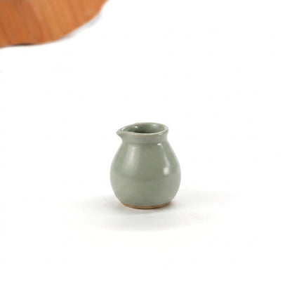 Molheira Esfera com bico em cerâmica artesanal — argila Cappuccino, esmalte Verde Pompeia