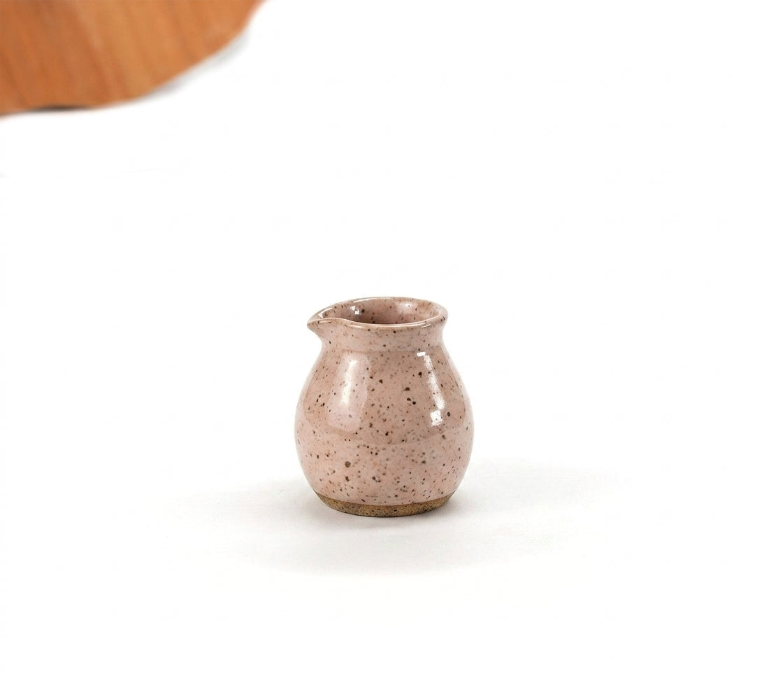Molheira Esfera com bico em cerâmica artesanal — argila Flocos, esmalte Nude