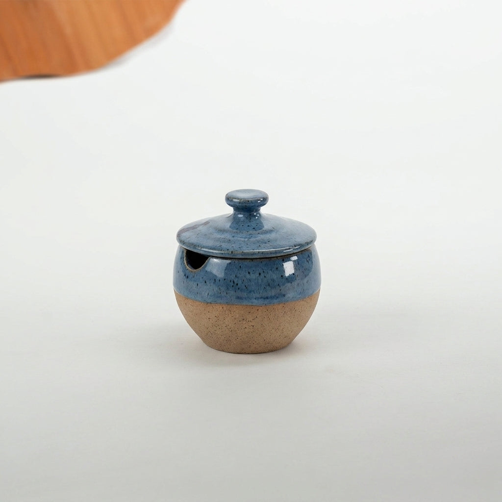 Pimenteiro Abaloado com tampa em cerâmica artesanal — argila Cappuccino, esmalte Azul Safira