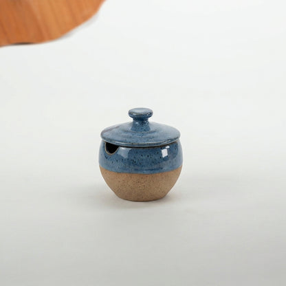 Pimenteiro Abaloado com tampa em cerâmica artesanal — argila Cappuccino, esmalte Azul Safira