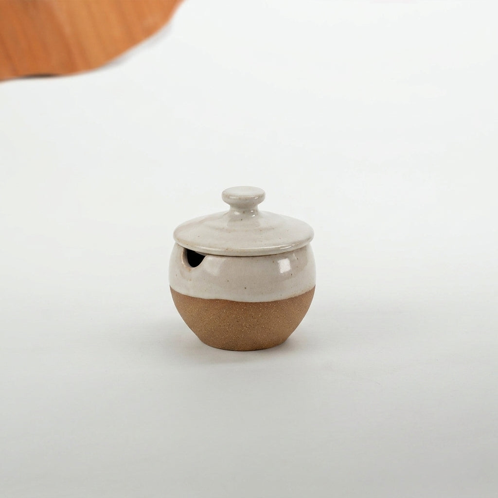 Pimenteiro Abaloado com tampa em cerâmica artesanal — argila Cappuccino, esmalte Branco AMME