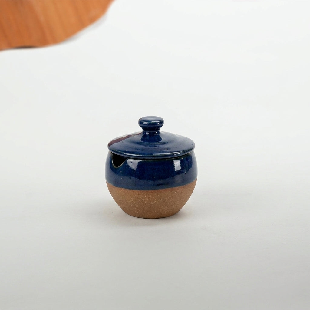 Pimenteiro Abaloado com tampa em cerâmica artesanal — argila Cappuccino, esmalte Lazuli