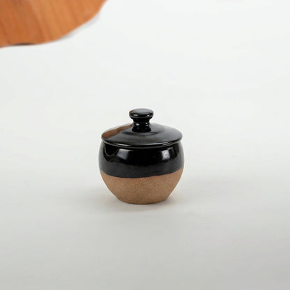 Pimenteiro Abaloado com tampa em cerâmica artesanal — argila Cappuccino, esmalte Preto Ébano