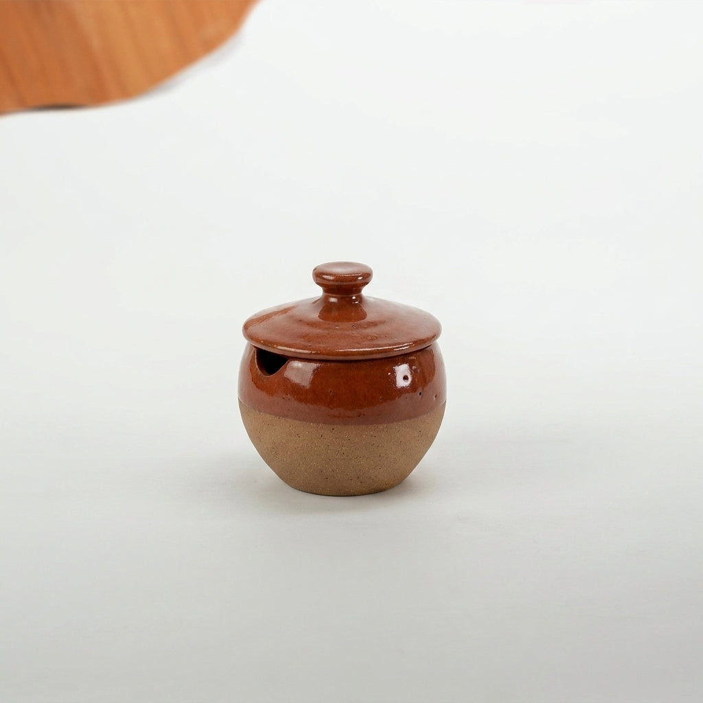 Pimenteiro Abaloado com tampa em cerâmica artesanal — argila Cappuccino, esmalte Sol de Terracota
