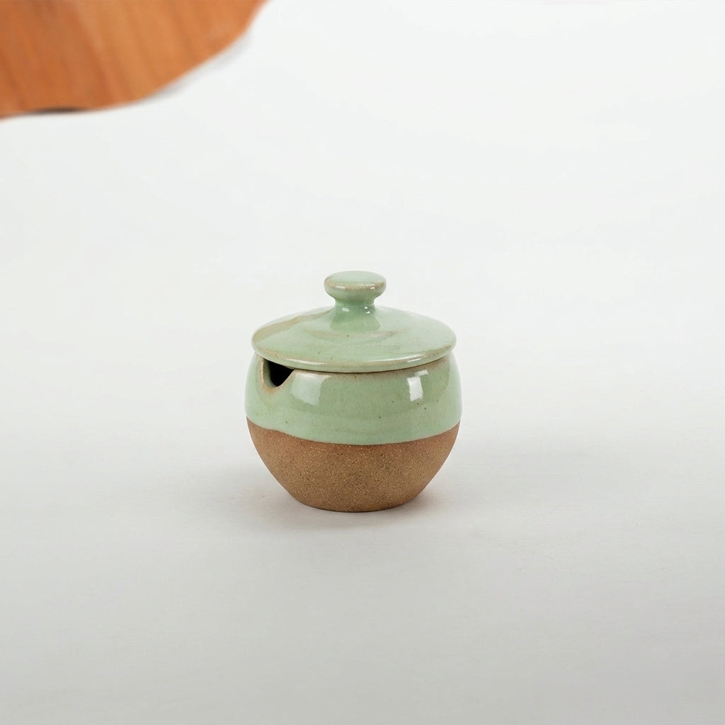 Pimenteiro Abaloado com tampa em cerâmica artesanal — argila Cappuccino, esmalte Verde Menta