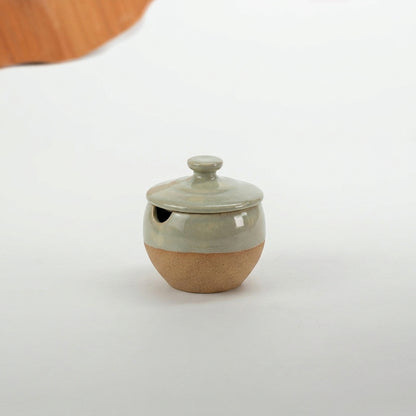 Pimenteiro Abaloado com tampa em cerâmica artesanal — argila Cappuccino, esmalte Verde Pompeia