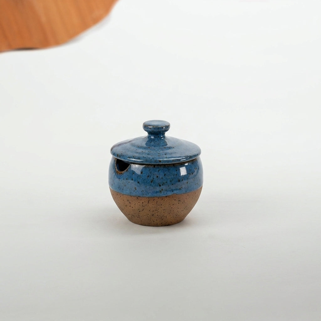 Pimenteiro Abaloado com tampa em cerâmica artesanal — argila Flocos, esmalte Azul Safira
