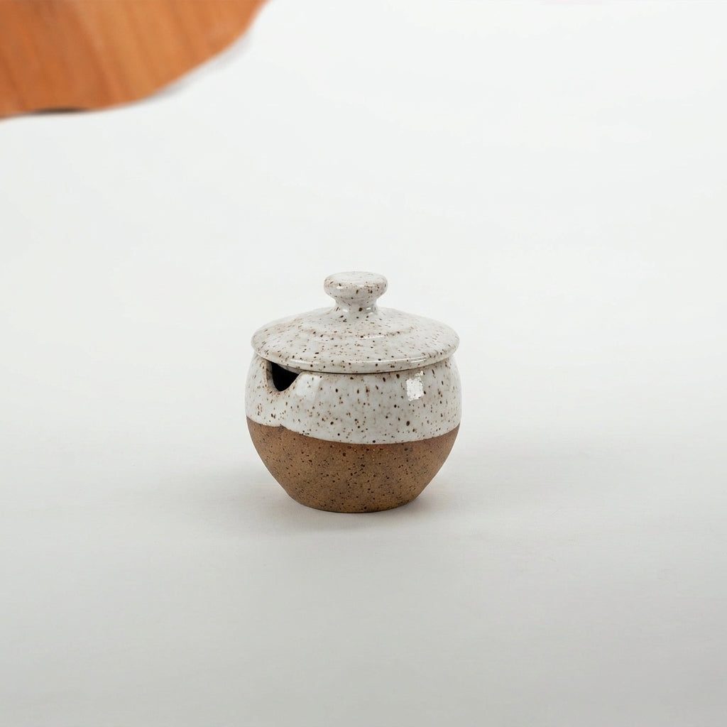 Pimenteiro Abaloado com tampa em cerâmica artesanal — argila Flocos, esmalte Branco AMME