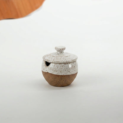 Pimenteiro Abaloado com tampa em cerâmica artesanal — argila Flocos, esmalte Branco AMME