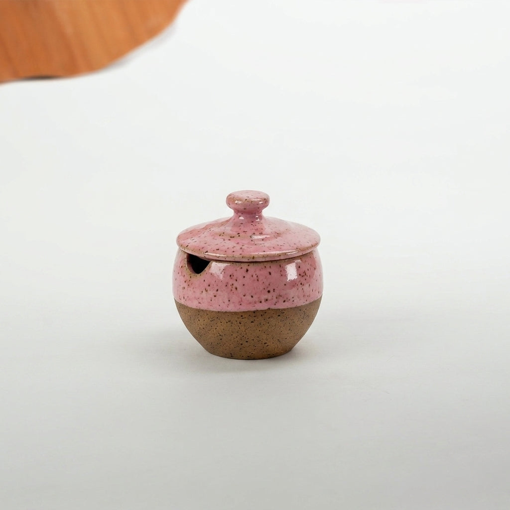 Pimenteiro Abaloado com tampa em cerâmica artesanal — argila Flocos, esmalte Rosa Barbie