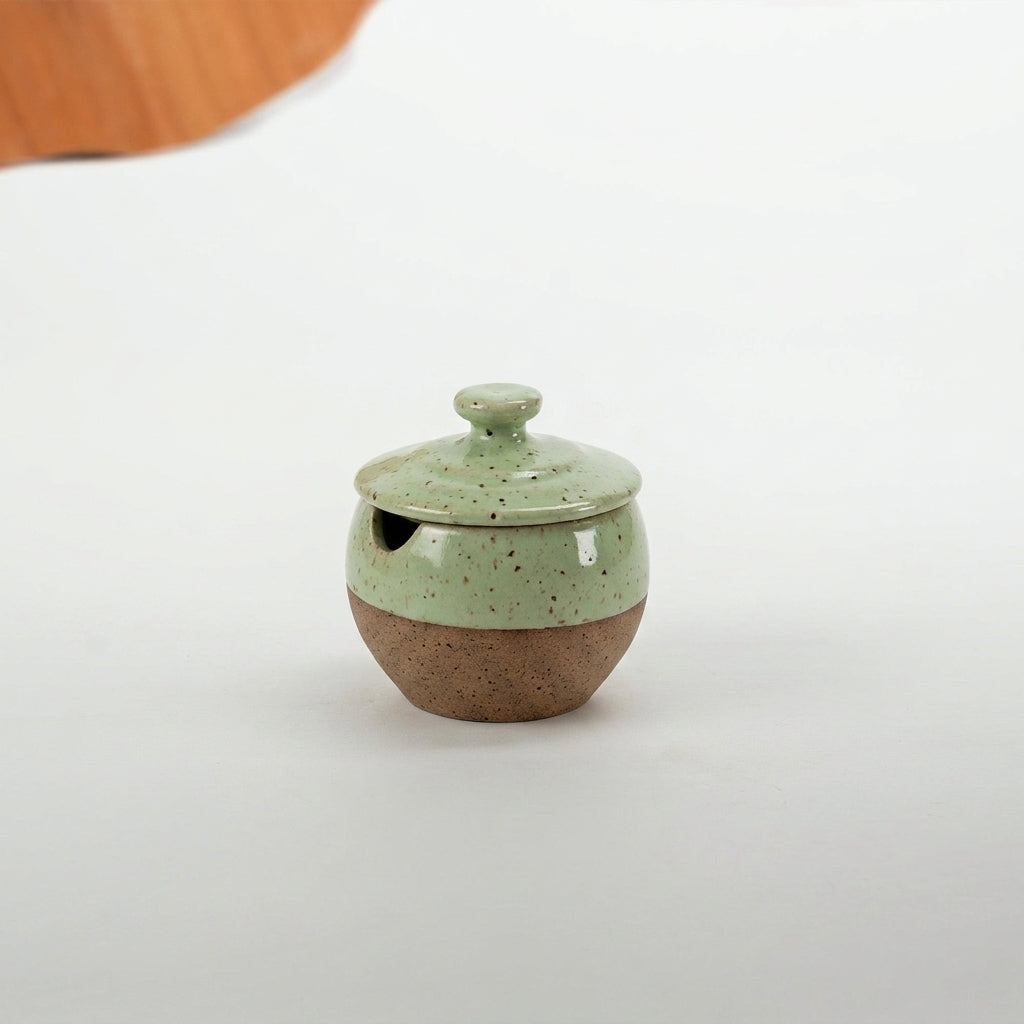 Pimenteiro Abaloado com tampa em cerâmica artesanal — argila Flocos, esmalte Verde Menta