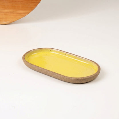 Pires alongado em cerâmica artesanal — argila Cappuccino, esmalte Amarelo Intenso