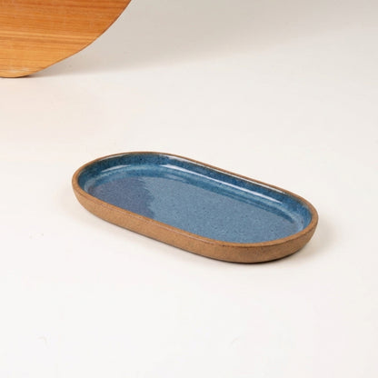 Pires alongado em cerâmica artesanal — argila Cappuccino, esmalte Azul Safira