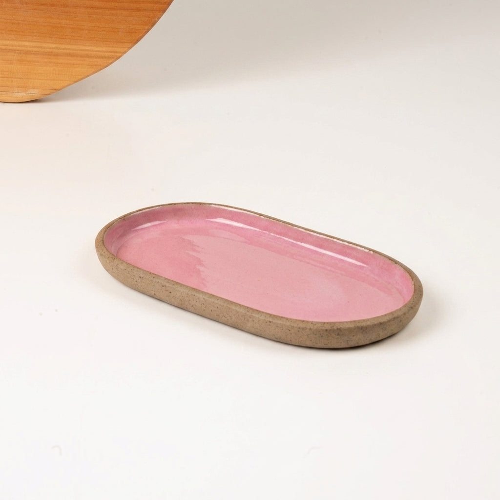 Pires alongado em cerâmica artesanal — argila Cappuccino, esmalte Rosa Barbie