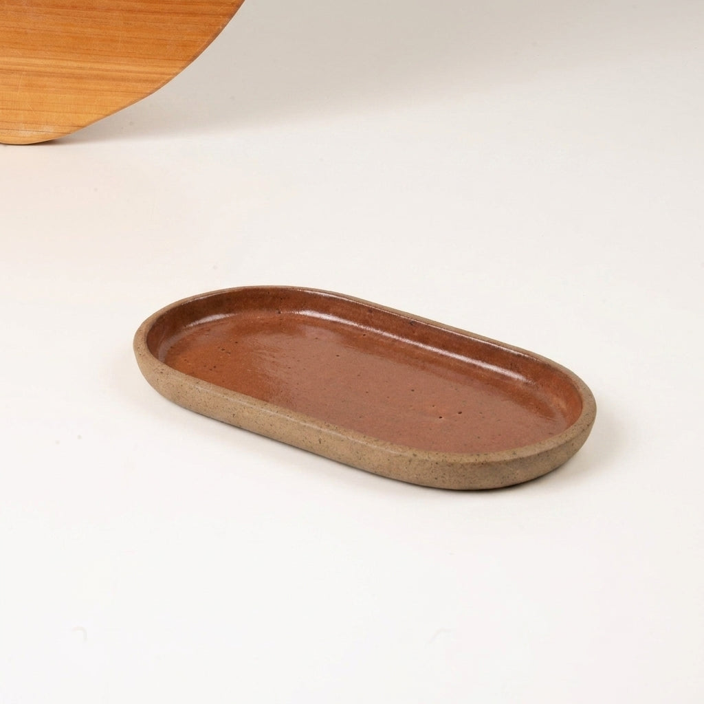 Pires alongado em cerâmica artesanal — argila Cappuccino, esmalte Sol de Terracota