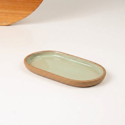 Pires alongado em cerâmica artesanal — argila Cappuccino, esmalte Verde Menta
