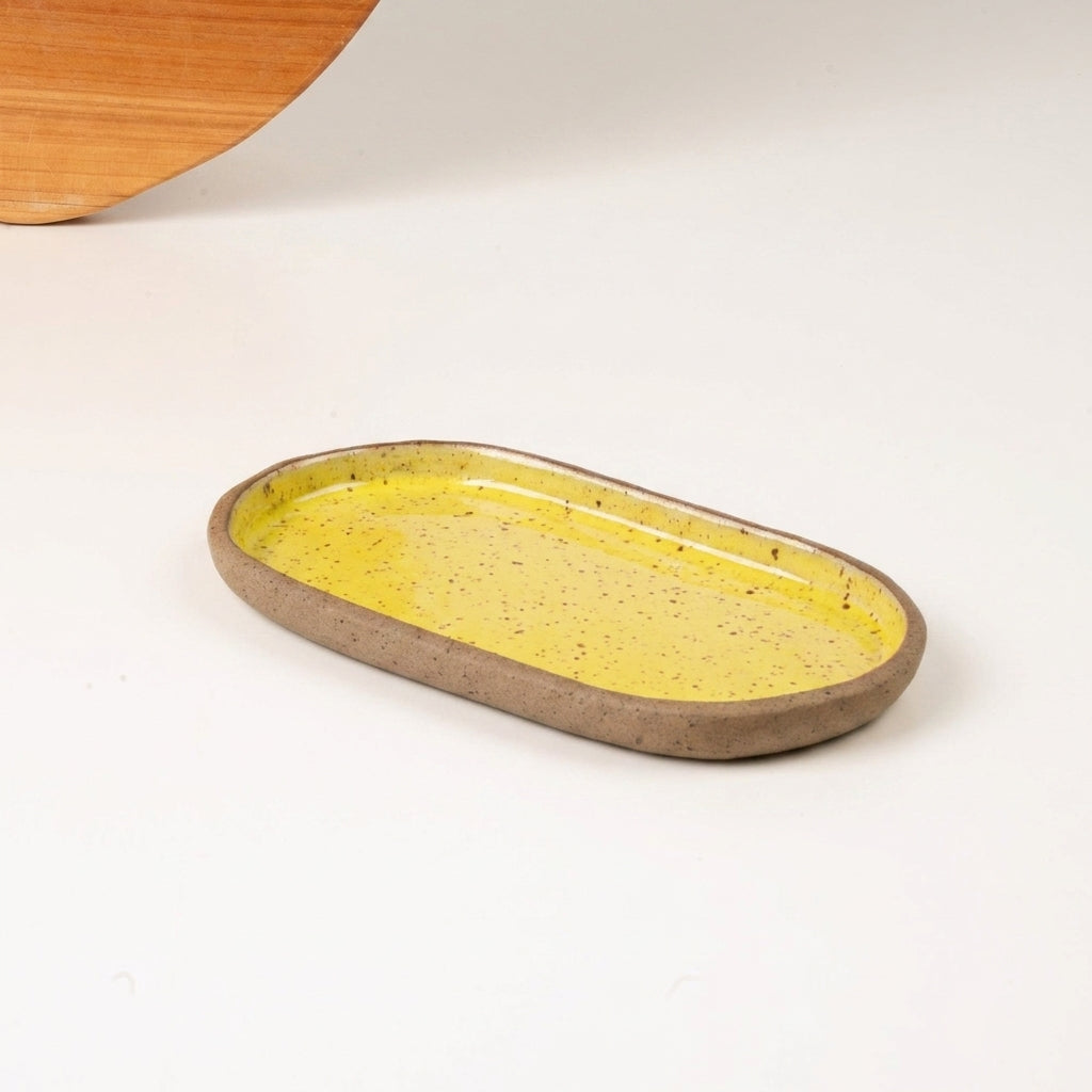 Pires alongado em cerâmica artesanal — argila Flocos, esmalte Amarelo Intenso