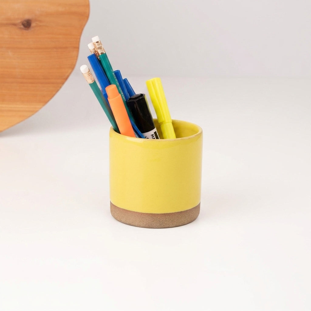 Porta Canetas Reto em cerâmica artesanal — argila Cappuccino, esmalte Amarelo Intenso